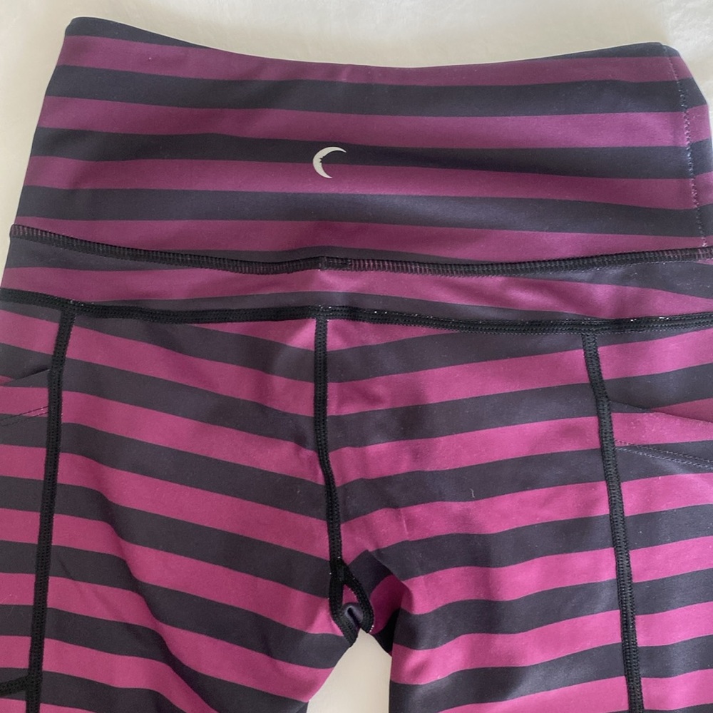 Zyia purple and black stripe ombré light n tight leggings size 2 - Picture 3 of 8